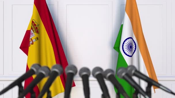 Флаги Испании и Индии на международной встрече или пресс-конференции — стоковое видео