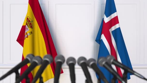 西班牙和冰岛国旗在国际会议或谈判新闻发布会上的报道 — 图库视频影像