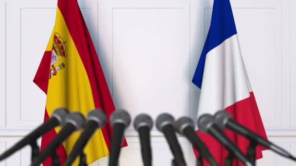 Banderas de España y Francia en reunión internacional o en conferencia de prensa de negociaciones — Vídeo de stock
