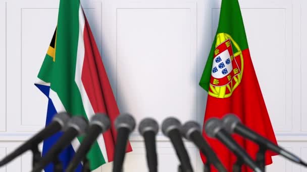南非和葡萄牙国旗出席国际会议或谈判新闻发布会 — 图库视频影像