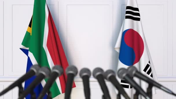 Bandeiras da África do Sul e da Coreia em reunião internacional ou negociações conferência de imprensa — Vídeo de Stock