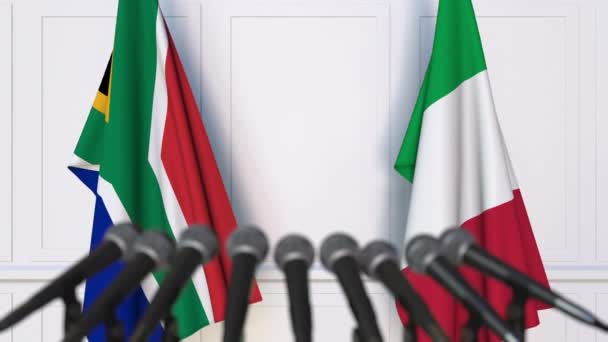 国際会議や交渉の記者会見で南アフリカ共和国およびイタリアの国旗 — ストック動画