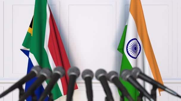 Banderas de Sudáfrica e India en la reunión internacional o en la conferencia de prensa de negociaciones — Vídeo de stock