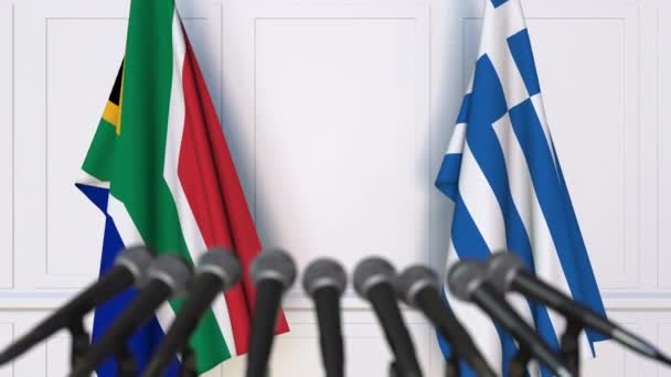 Flaggor i Sydafrika och Grekland vid internationella förhandlingar eller möte presskonferens — Stockvideo