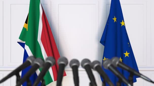 Bandeiras da África do Sul e da União Europeia em reunião internacional ou negociações conferência de imprensa — Vídeo de Stock
