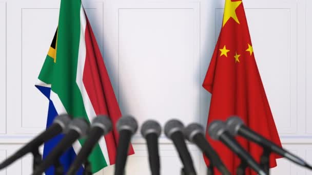 Banderas de Sudáfrica y China en la reunión internacional o en la conferencia de prensa de negociaciones — Vídeos de Stock
