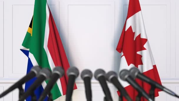 国際会議や交渉の記者会見で、南アフリカ、カナダの国旗 — ストック動画