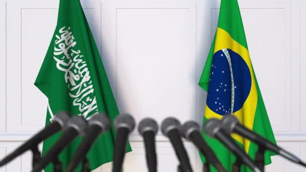 Banderas de Arabia Saudita y Brasil en reunión internacional o en conferencia de prensa de negociaciones — Vídeos de Stock