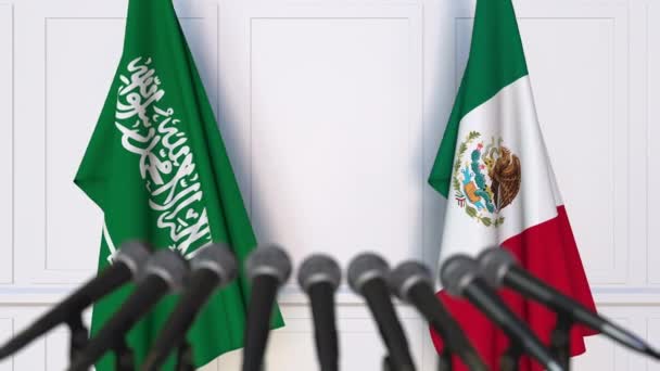 Banderas de Arabia Saudita y México en reunión internacional o conferencia de prensa de negociaciones — Vídeos de Stock