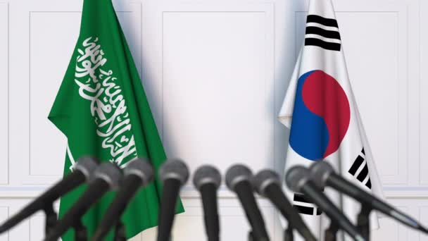 Flaggor av Saudiarabien och Sydkorea vid internationella förhandlingar eller möte presskonferens — Stockvideo