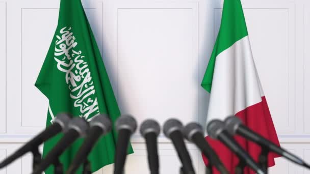 Zászlók, Szaúd-Arábia és Olaszország sajtótájékoztatón nemzetközi értekezlet vagy a tárgyalások — Stock videók