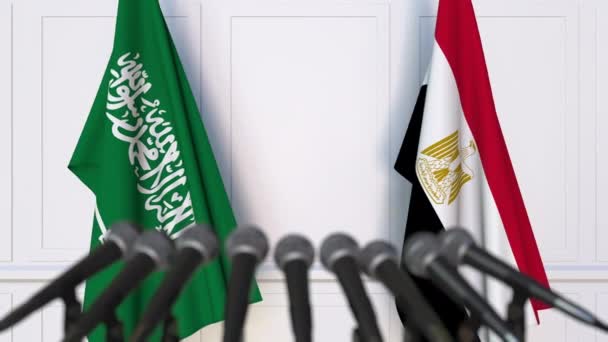 Flaggen Saudi-Arabiens und Ägyptens bei internationalen Treffen oder Verhandlungen Pressekonferenz — Stockvideo