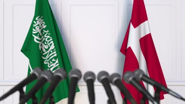 Banderas de Arabia Saudita y Dinamarca en reunión internacional o en conferencia de prensa de negociaciones — Vídeo de stock