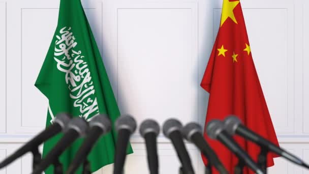 Banderas de Arabia Saudita y China en reunión internacional o en conferencia de prensa de negociaciones — Vídeos de Stock