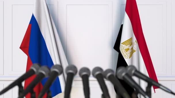 Banderas de Rusia y Egipto en la reunión internacional o en la conferencia de prensa de negociaciones — Vídeos de Stock