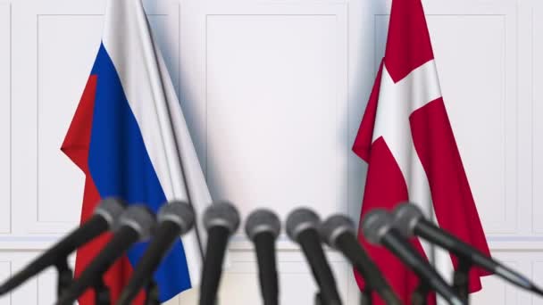 Flaggen Russlands und Dänemarks bei internationalen Treffen oder Verhandlungen Pressekonferenz — Stockvideo
