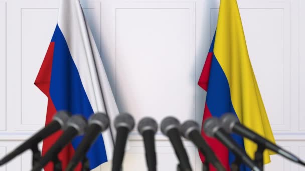 Flagi Rosji i Kolumbia międzynarodowej konferencji prasowej spotkania lub negocjacji — Wideo stockowe