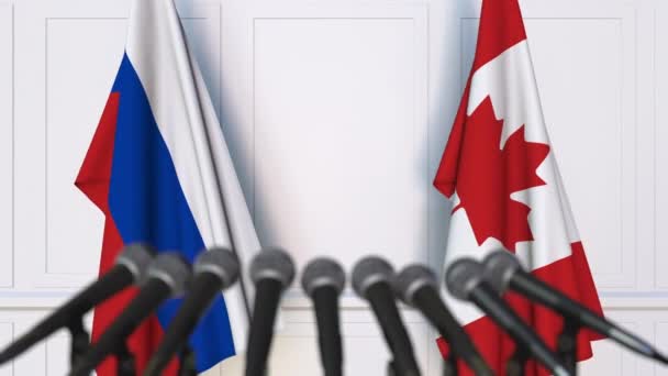 Flaggor av Ryssland och Kanada vid internationella förhandlingar eller möte presskonferens — Stockvideo