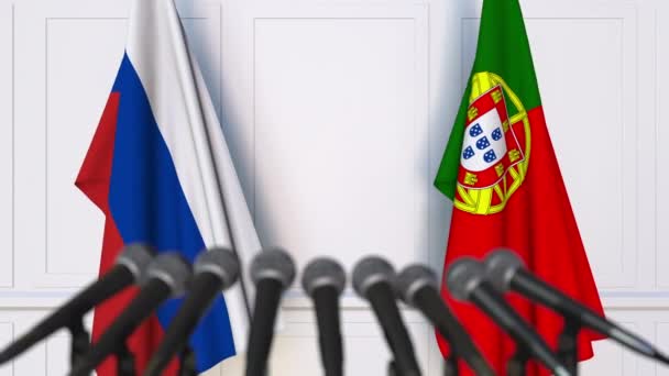 Bandeiras da Rússia e de Portugal em reunião internacional ou negociações conferência de imprensa — Vídeo de Stock