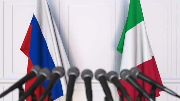 Vlajky z Ruska a Itálie na mezinárodní tiskové konferenci zasedání nebo jednání — Stock video