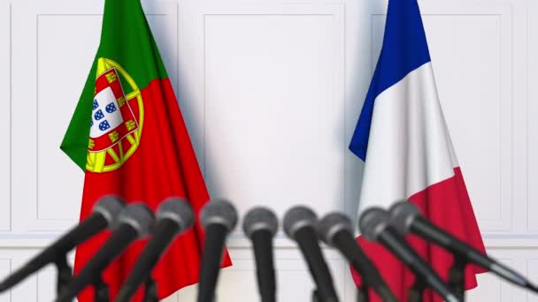 国際会議や交渉の記者会見では、ポルトガルとフランスのフラグ — ストック動画