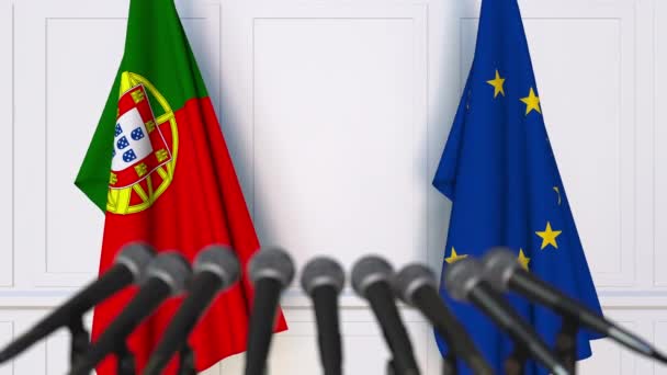 Banderas de Portugal y de la Unión Europea en la reunión internacional o en la conferencia de prensa de negociaciones — Vídeo de stock