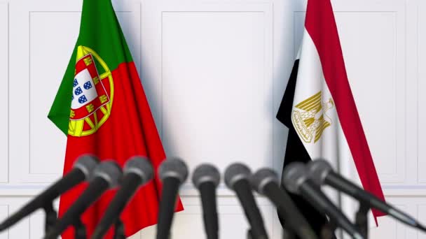 Drapelele Portugaliei și Egiptului la o întâlnire internațională sau la o conferință de presă — Videoclip de stoc