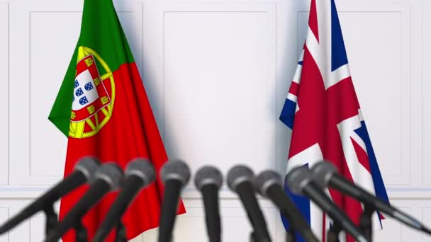 Bandiere del Portogallo e del Regno Unito alla riunione internazionale o alla conferenza stampa dei negoziati — Video Stock