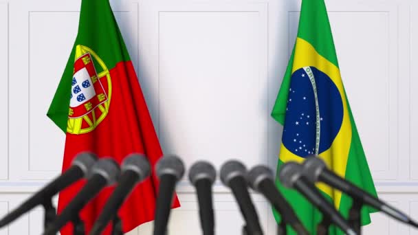 Lijst van vlaggen van Portugal en Brazilië bij internationale onderhandelingen en/of vergadering persconferentie — Stockvideo