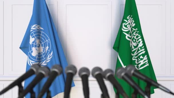 Bandiere delle Nazioni Unite e dell'Arabia Saudita alla riunione internazionale o alla conferenza stampa dei negoziati — Video Stock