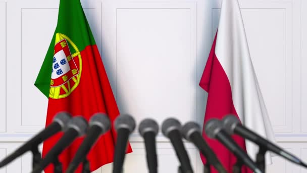 Flaggen Portugals und Polens bei internationalen Treffen oder Verhandlungen Pressekonferenz — Stockvideo