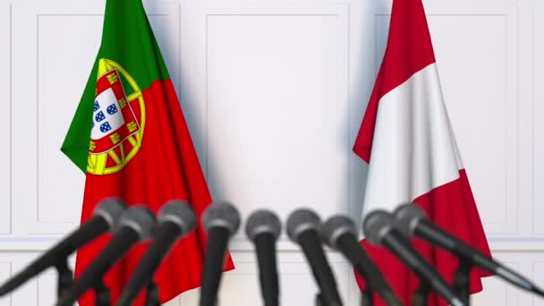国際会議や交渉の記者会見では、ポルトガル、ペルーのフラグ — ストック動画