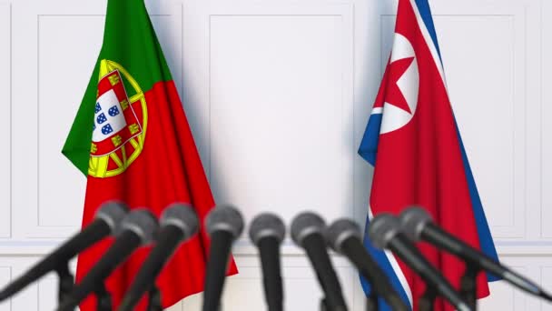 Vlajky z Portugalska a Severní Koreje na mezinárodní tiskové konferenci zasedání nebo jednání — Stock video
