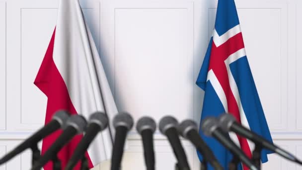 国際会議や交渉の記者会見でポーランド、アイスランドの国旗 — ストック動画