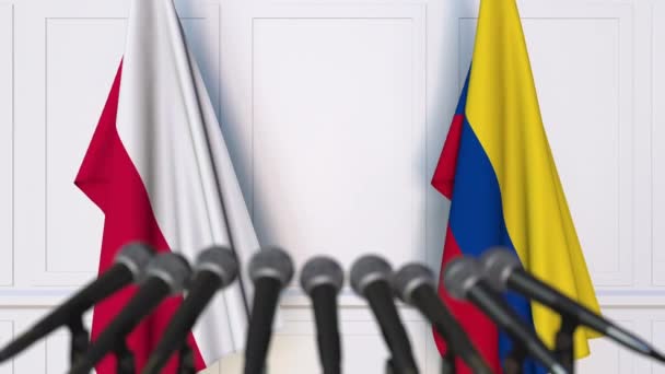 Flaggor av Polen och Colombia vid internationella förhandlingar eller möte presskonferens — Stockvideo