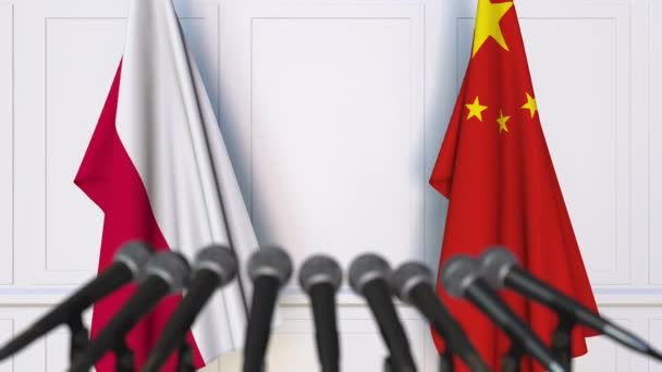 Flagi Polski i Chin na międzynarodowej konferencji prasowej spotkania lub negocjacji — Wideo stockowe