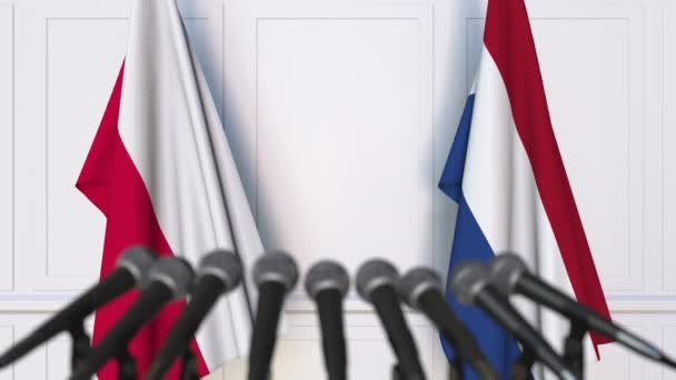 波兰和荷兰国旗在国际会议或谈判新闻发布会上的报道 — 图库视频影像