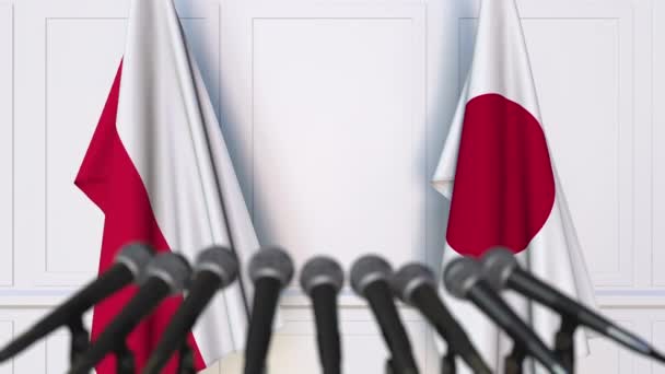 Vlajky zemí Polska a Japonsko na mezinárodní tiskové konferenci zasedání nebo jednání — Stock video