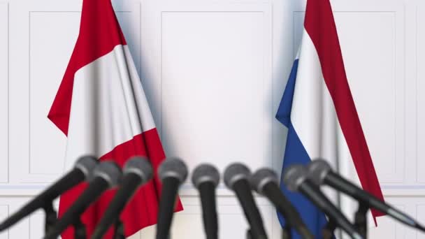 Flaggen von Peru und den Niederlanden bei internationalen Treffen oder Verhandlungen Pressekonferenz — Stockvideo