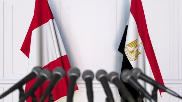 Flaggen von Peru und Ägypten bei internationalen Treffen oder Verhandlungen Pressekonferenz — Stockvideo