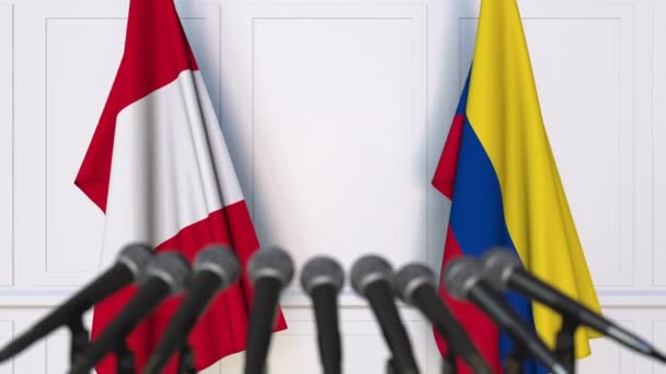 Σημαίες του Περού και την Κολομβία, σε διεθνή διάσκεψη τύπου συνάντησης ή διαπραγματεύσεις — Αρχείο Βίντεο