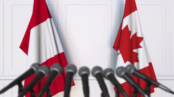 Banderas de Perú y Canadá en reunión internacional o en conferencia de prensa de negociaciones — Vídeo de stock