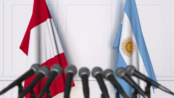 Vlajky z Peru a Argentina na mezinárodní tiskové konferenci zasedání nebo jednání — Stock video