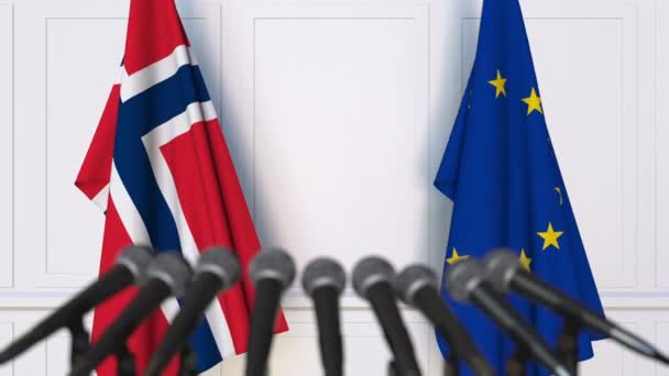 Flaggen Norwegens und der Europäischen Union bei internationalen Treffen oder Verhandlungen Pressekonferenz — Stockvideo