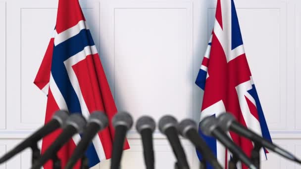 国際会議や交渉の記者会見でノルウェーとイギリスの国旗 — ストック動画