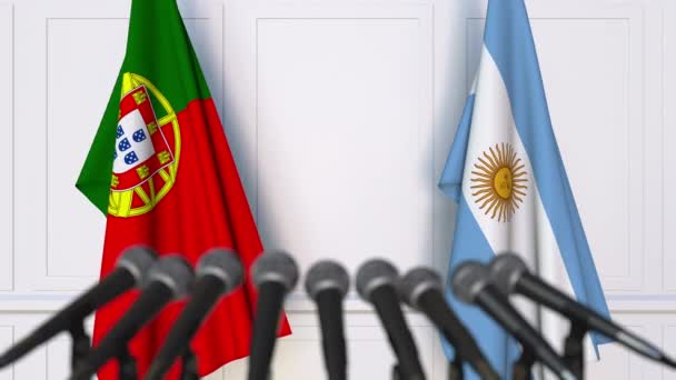 Banderas de Portugal y Argentina en reunión internacional o en conferencia de prensa de negociaciones — Vídeos de Stock