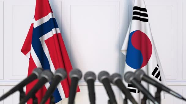 国際会議や交渉の記者会見でノルウェーと韓国の国旗 — ストック動画