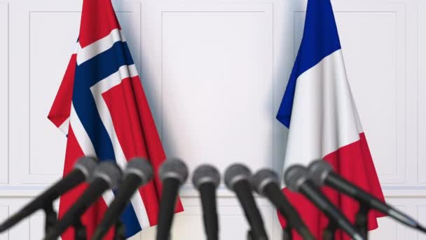 Flaggen Norwegens und Frankreichs bei internationalen Treffen oder Verhandlungen — Stockvideo
