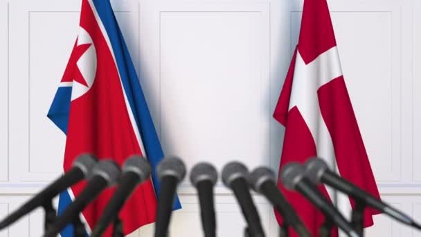 Flaggor av Nordkorea och Danmark vid internationella förhandlingar eller möte presskonferens — Stockvideo