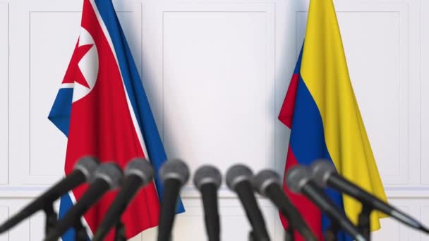 Banderas de Corea del Norte y Colombia en reunión internacional o en conferencia de prensa de negociaciones — Vídeos de Stock